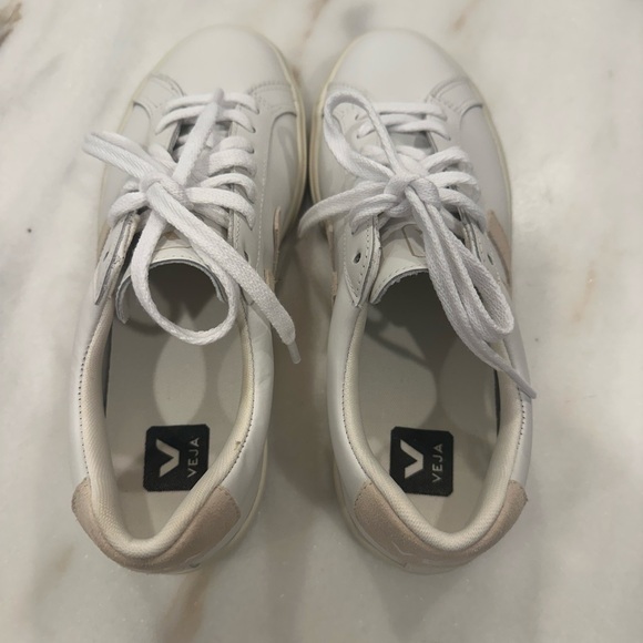New never worn Veja sneakers - Picture 2 of 6
